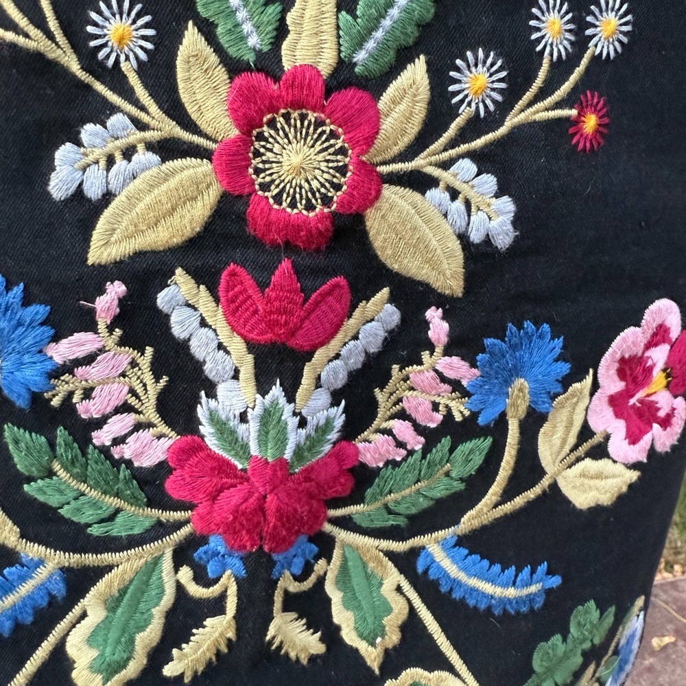 EUC V Cristina Black Floral Embroidered Pencil Skirt with Stretch - Picture 2 of 4